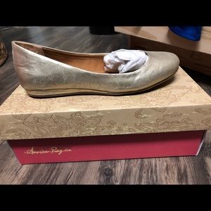 New in Box American Rag gold flat